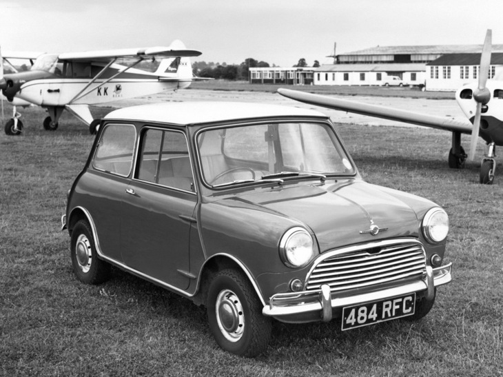 1962年「モーリスMiniクーパーMk1」。55PSを発生する1リッター直4 OHVエンジンを搭載。1963年にはよりパワフルな「MiniクーパーS」が加えられた。