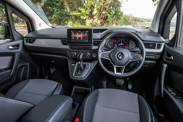 従来モデルと一線を画す水平基調のダッシュボードは機能的なつくりで、操作性や視認性にも考慮されている。上質感を演出するヘアライン仕上げのアルミ調パネルやクロームパーツが採用されるのも新型の特徴。