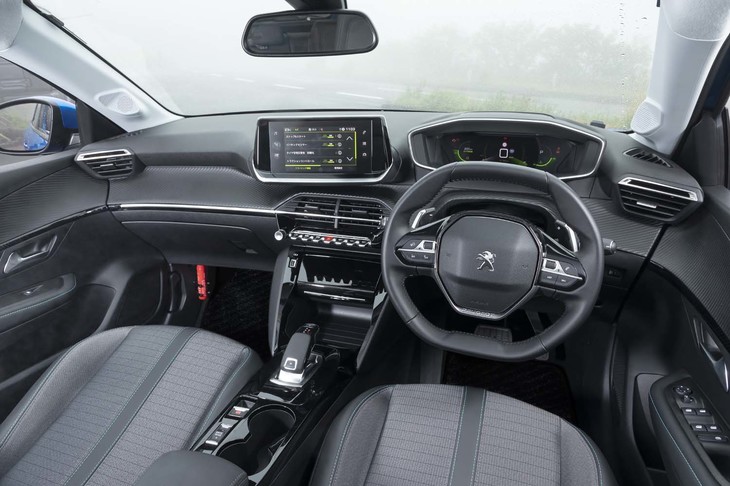 「3D iコックピット」をコンセプトにデザインされたインテリア。メーターパネルは先代同様、ステアリングホイールのリムよりも高い位置に見るようにレイアウトされる。