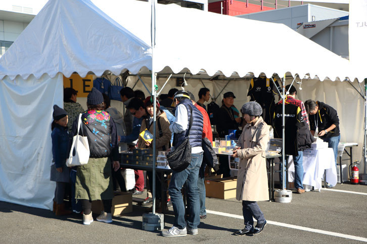 ステージ脇に設けられたルノーオフィシャルグッズショップは大盛況。アパレルやミニカーなどの中には、イベント記念の特別プライスの商品も……。