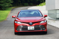 新型でまず目を引くのが“顔”のつくり。「走りを予感させるワイド＆ローフォルム」「個性的で自信に満ちた表情」が表現されている。