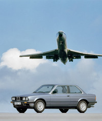 1982年に登場した2代目「3シリーズ」（E30）。バブル期の日本において、異常な人気を博した。