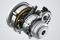 「デュアルブーストハイブリッド」のフロントモーターは、2つのクラッチに挟まれる格好で、エンジンと6段ATの間に搭載される。（写真：向後一宏）