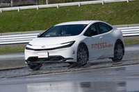 すり減った石を敷き詰め、ヨーロッパの石畳を再現したスキッドパッドでの比較試走プラグラムには「プリウス」を使用。路面に水をまき、滑りやすい状態で円旋回を行った。