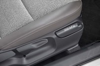 新型「ヤリス」には、あらかじめ設定しておいたシートポジションが簡単なレバー操作で再現できる「運転席イージーリターン機能」が備わる。