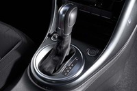 トランスミッションは、7段のデュアルクラッチ式ATのみ。シフトレバーのそばには、エンジンのオンオフスイッチとアクセサリー用のソケットが並ぶ。