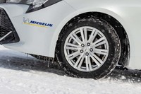 「クロスクライメート2」なら雪道も走れるというミシュランのアピールにウソはなし。それでも路面がアイスバーン状態に近づくと、ポテンシャルの限界は感じられた。