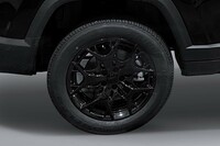 「ジープ・コマンダー」にダークカラー×レッドアクセントでドレスアップした限定車が登場の画像