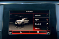 走行モードの選択画面。コンフォート、スポーツ、ニュートラル、ペルソ（パーソナル）の4モードが選べ、スポーツモード選択時のみ、後輪の操舵方向の切り替えタイミングが80km/hに高められる。