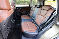 前後席間距離は946mmと、十分な広さ。後席ベンチレーションが全車に装備され、「ツーリング」以外ではシートヒーターも標準装備となるなど、快適性も上々だ。（写真：田村 弥）