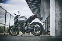 「NEO SPORTS CAFÉ」をデザインコンセプトに掲げる「CB650R」。切り詰めたテールがスポーティーな“カフェレーサー”ムードを醸し出す。