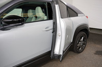 「フリースタイルドア」はリア→フロントの順で閉じる必要がある。当然、開けるときはフロント→リアの順となるので、リアだけ開けることはできない。