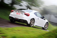 専用の全長調整式サスペンションを備える「86 TRD」。極度なスポーティーさではなく、街なかでも快適に走れるテイストが追求されている。