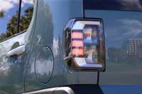 リアコンビランプはLED式。イエローのバックランプ用バルブはオプションでホワイトに変更できる。