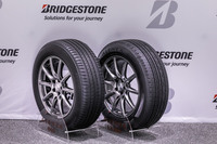 2016年12月に発表されたスポーティーなSUV向けの「アレンザ001」（左）に対して、コンフォート性能に特化したのが最新タイヤ「アレンザLX100」（右）。