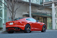 リアビュー。「Fタイプ」のV8モデルには、4本出しのエキゾーストパイプが装着される。