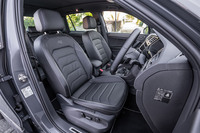 31万9000円の有償オプション「レザーシートパッケージ」には、写真のヒーター付き本革シートに加え、前席の電動調整やランバーサポート機能、ヒーター付き電動格納式ドアミラーなどのアイテムが含まれる。