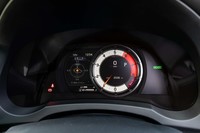 可動式の表示部を特徴とする“Fスポーツ”モデル専用メーター。走行モードにより中央タコメーター内のグラフィックが変化する。