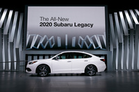 新型「レガシィ」のサイドビュー。ルーフラインのピークからリアにかけてのフォルムに注目。