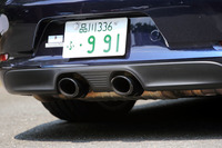 リアエンドのセンターからは、ブラック塗装が施された2本出しのエキゾーストパイプが顔をのぞかせる。