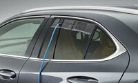 最新の「UX」はAC100V・1500Wの給電用コンセントも装備。新型「プリウス」にも採用された、窓を閉めたままでも電源コードを車外に引き出せるアタッチメントが用意される。