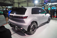 「ID. GTIコンセプト」のリアビュー。ボディーサイズは全長4104×全幅1804×全高1499mm、ホイールベースは2600mmと発表されている。