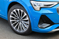 「アウディe-tron」に装着された、ブリヂストンのSUV専用タイヤ「アレンザLX100」。重心が高く、車重も重いSUVやミニバンには、専用設計のタイヤが用いられるようになった。（写真：荒川正幸）