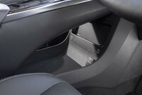 センターコンソールはブリッジ形状となっており、その下は大きな収納スペースとして活用される。コンソールボックスやドアポケットなども大型化されているため、助手席前方のグローブボックスが省かれている。