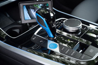 シフトセレクターとスタート／ストップスイッチはブルーでコーディネート。その奥にあるディスプレイに車両の右サイドの映像を映し出すことで日本の法規に対応している。