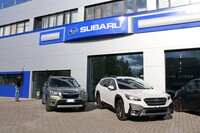 新「アウトサローネ・モンテカルロ」。「アウトバック」（写真右）とすでにナンバーが付いた「フォレスター」（同左）が並んでいる。2023年5月に撮影。