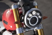 伝統的な丸型ライトをイメージさせるLED式ヘッドランプ。ロービームは中心部分で、上半分の5灯はハイビーム用。