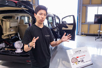 「アルファード」に搭載する自動運転システムを山本CEOが説明。「チューリングでは大規模言語モデル（LLM）を活用して車両の制御を行います。これまでのADASを反射神経的、小脳的なシステムとすれば、自分で認識・推論・判断ができるこちらは、人間で言えば大脳にあたるシステムです」と述べた。