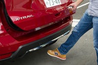 今回のマイナーチェンジでは、キーを持っていれば足のジェスチャーだけでテールゲートを開閉できる「リモコンオートバックドア」も新たに設定された。