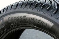 「クロスクライメート2」には、幅広い路面コンディションに対応可能な「サーマル・アダプティブ・コンパウンド」と呼ばれる新開発コンパウンドが採用されている。従来のものに比べ、低めの温度域で性能を発揮できるように進化しているのが開発上のポイント。