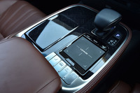 シフトレバーの周辺には、タッチパネルによるインフォテインメントシステムの操作デバイスがレイアウトされる。