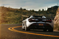 リアエンドには、大型のアクティブスポイラーを装備。速度に応じて自動的に立ち上がり、空力性能を向上させる。