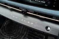 エアコンの操作部はウッド調パネルに埋め込まれたタッチスイッチ式。システムをオンにしたときだけ表示される。