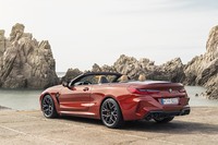 トップの開閉に関わらず、350リッターの荷室容量を確保している。