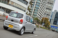 ツートンを含む豊富なカラーバリエーションが用意される「アルト」だが、「A」では試乗車のシルバーを含む、3色のモノトーンしか選択できない。