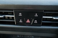 ドライブモードセレクターはダッシュボード中央のタッチスイッチ群に含まれている。