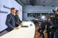 記者会見の会場にて。オリバー・ブルーメ会長（手前）とルッツ・メシュケ副会長（奥）。