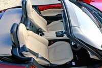 シート表皮には上質なナッパレザーを採用。インストゥルメントパネルやセンターコンソールにも合成皮革が用いられている。