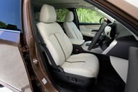 上級グレード「エクスクルーシブモダン」のナッパレザーシート。シート表皮はベースグレードと「Sパッケージ」がクロス、「Lパッケージ」が本革、それより上の上級グレードがナッパレザーとなる。