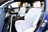 前席（写真）は、電動調節機構付きのスポーツシート。シートヒーターも標準で備わる。