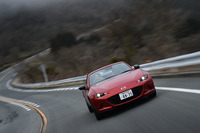 箱根のワインディングロードを行く。「RS」のサスペンションにはビルシュタインダンパーが装着される。