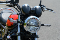 お約束の丸目単眼のヘッドランプだが、その中身はモダンなLED。往年の「Z」をオマージュしたという、だ円形のテールランプもLED式だ。