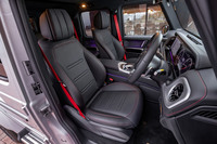 メモリー機能付き電動本革シートは、「G350d」に標準装備されるアイテム。オプションの「AMGライン」を選ぶと、シートベルトカラーがレッドになる。