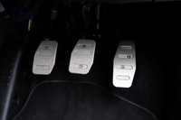 ペダルレイアウトは写真の通り。ブレーキとクラッチには「ABARTH」ロゴが刻まれている。