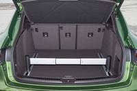 5人乗車時の荷室の様子。積載した荷物を安定させられる、調節式のバーも備わる。