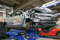 JNCAPのオフセット衝突テストに用いられた、「スバル・クロストレック」の実験車両。新世代プラットフォームを採用する同モデルでは衝突安全性能のレベルアップも図られており、クラッシャブルゾーン（フロント）を効果的に折れ曲がらせる一方、キャビンへの影響は最小限に抑えられている。